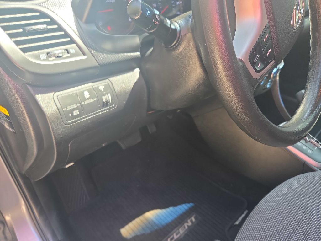 Photo 24 of this HYUNDAI ACCENT