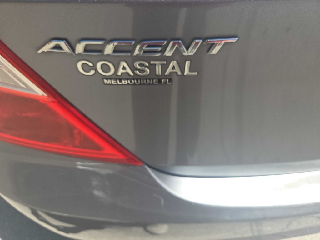 Photo 13 of this HYUNDAI ACCENT