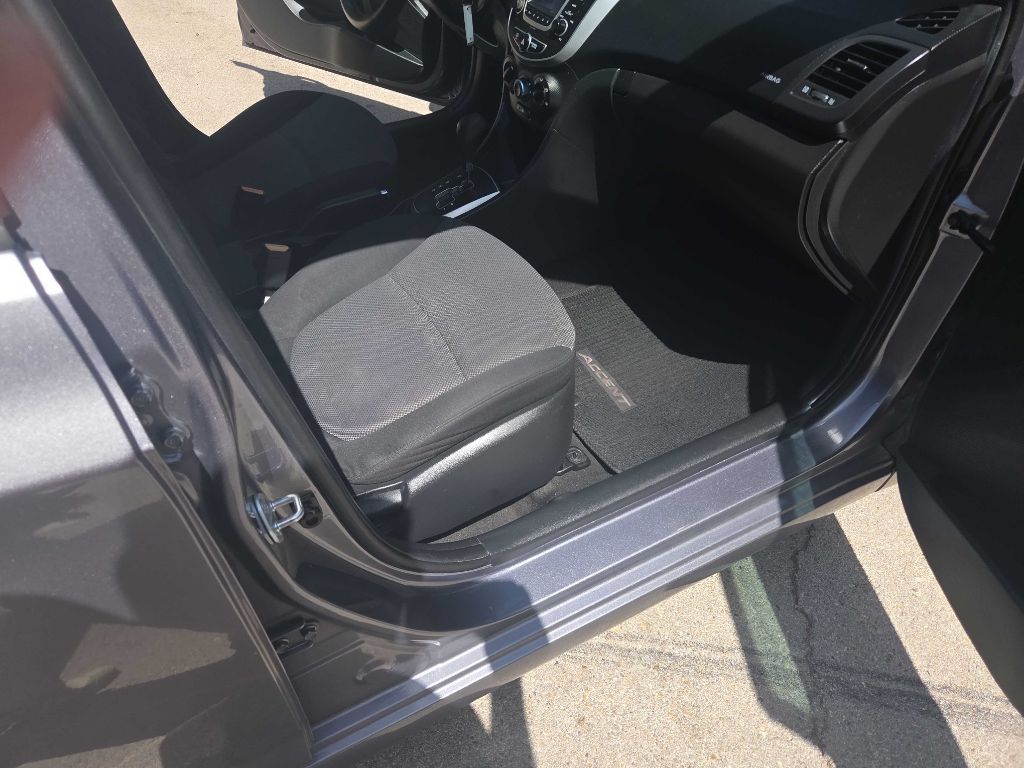 Photo 23 of this HYUNDAI ACCENT