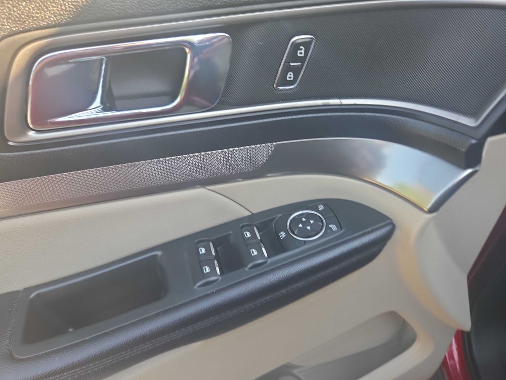 Photo 18 of this FORD EXPLORER
