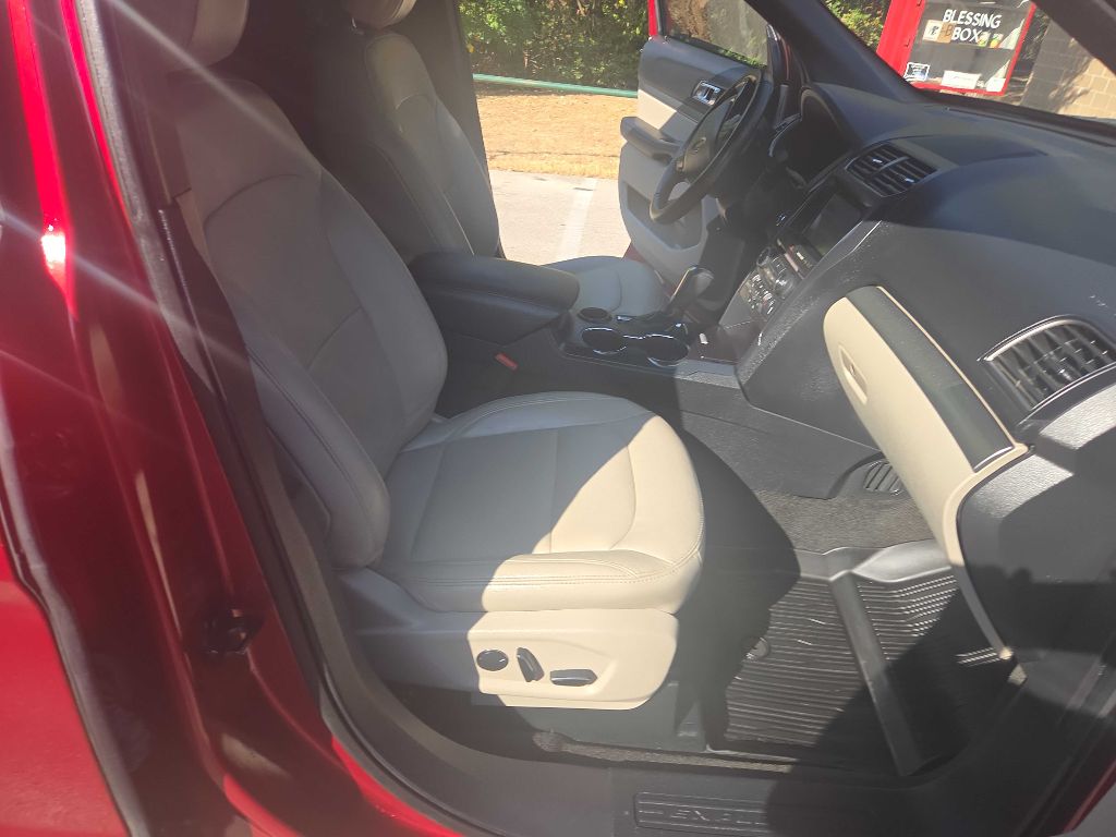 Photo 28 of this FORD EXPLORER
