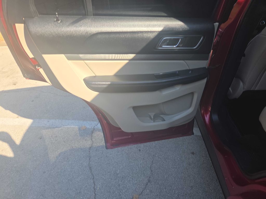 Photo 19 of this FORD EXPLORER