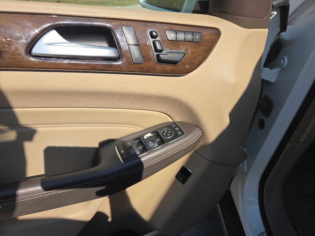 Photo 15 of this MERCEDES-BENZ ML