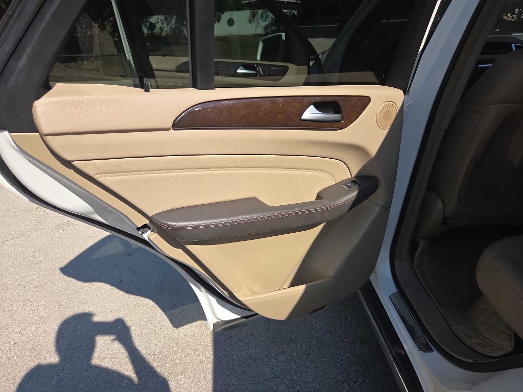 Photo 17 of this MERCEDES-BENZ ML
