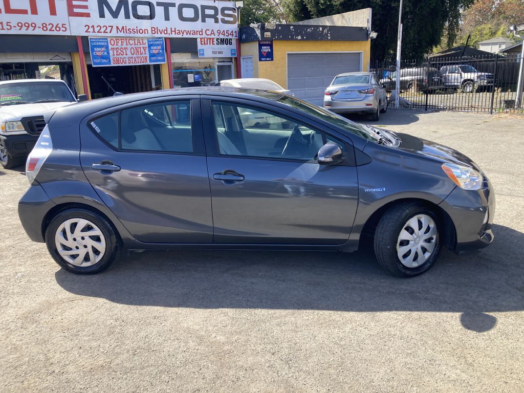 Photo 3 of this TOYOTA PRIUS C
