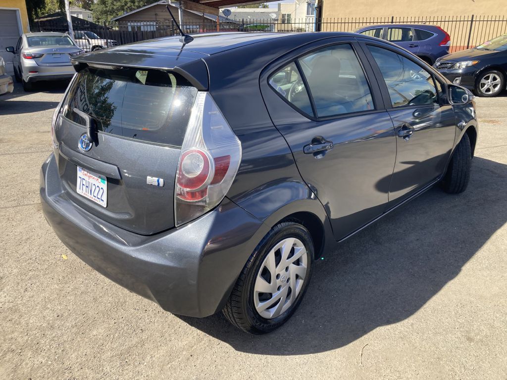 Photo 4 of this TOYOTA PRIUS C