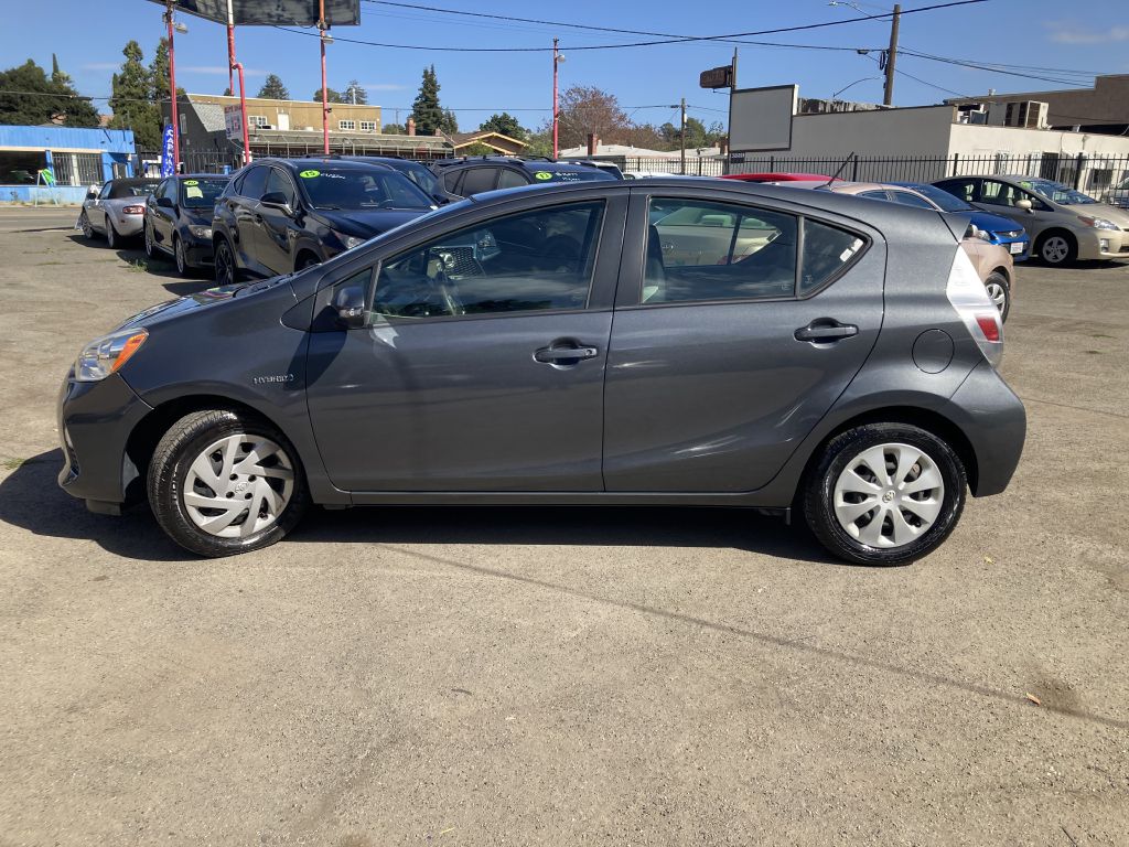 Photo 8 of this TOYOTA PRIUS C