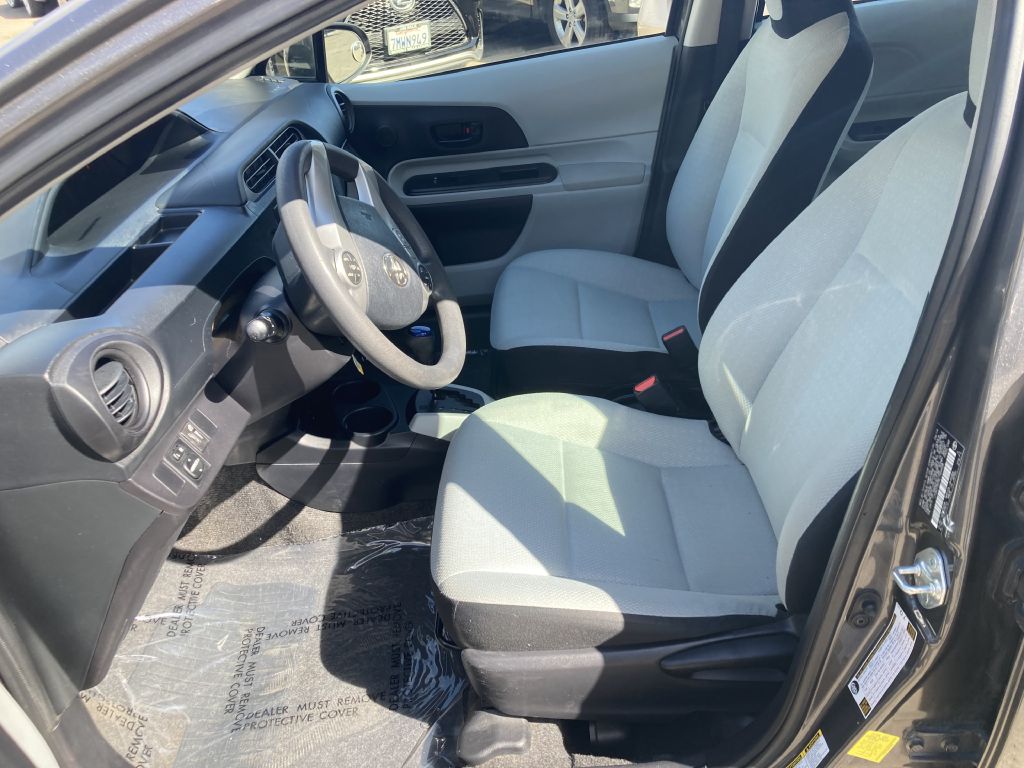 Photo 12 of this TOYOTA PRIUS C
