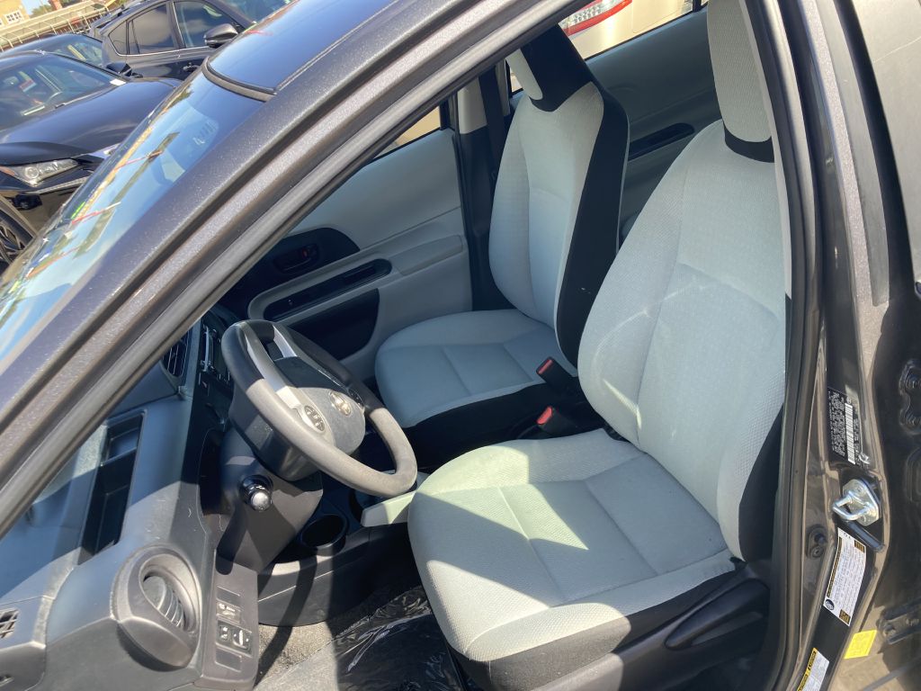 Photo 13 of this TOYOTA PRIUS C