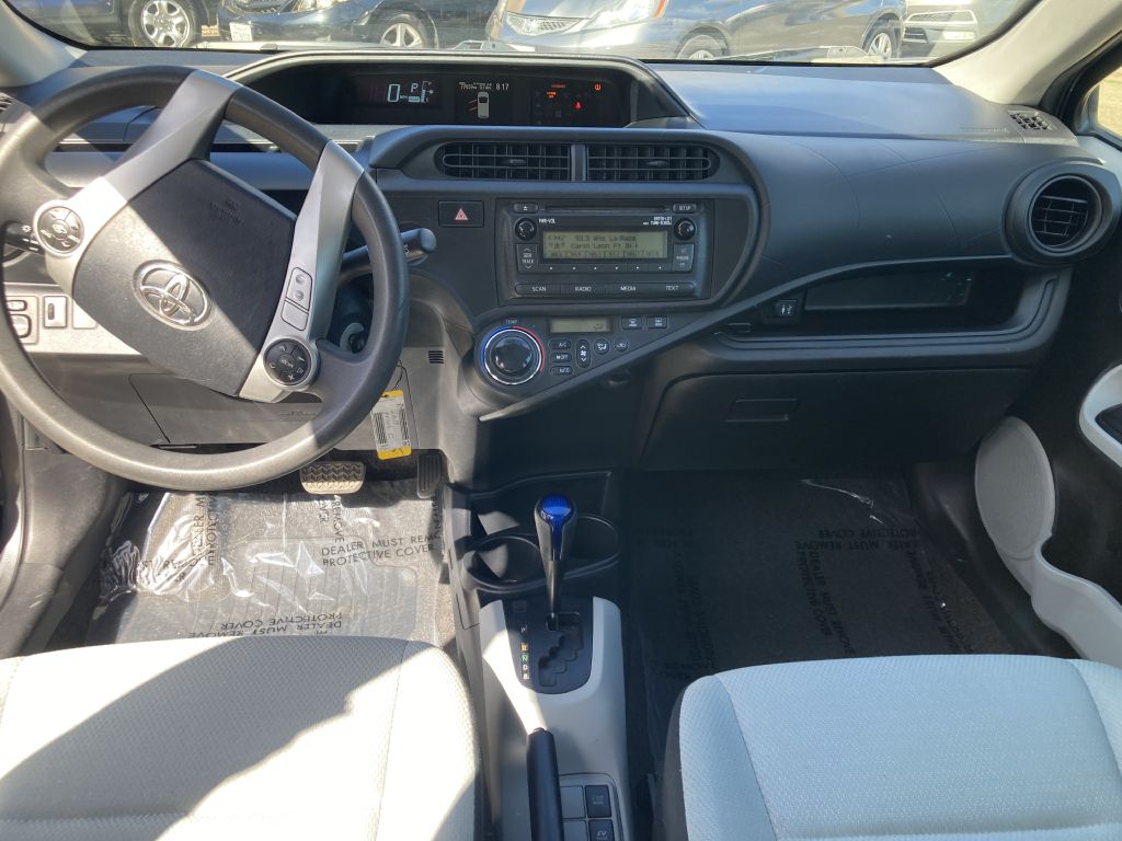 Photo 16 of this TOYOTA PRIUS C