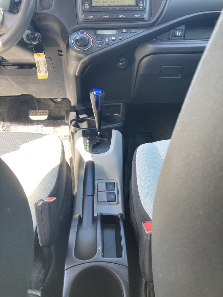 Photo 17 of this TOYOTA PRIUS C