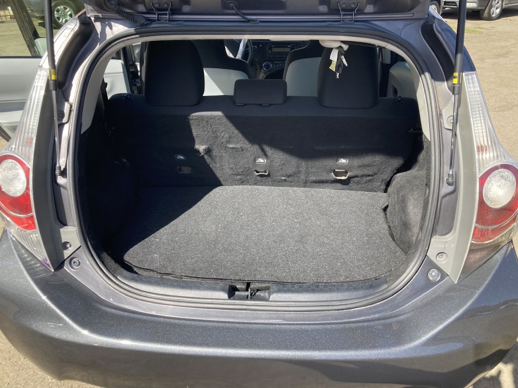 Photo 18 of this TOYOTA PRIUS C