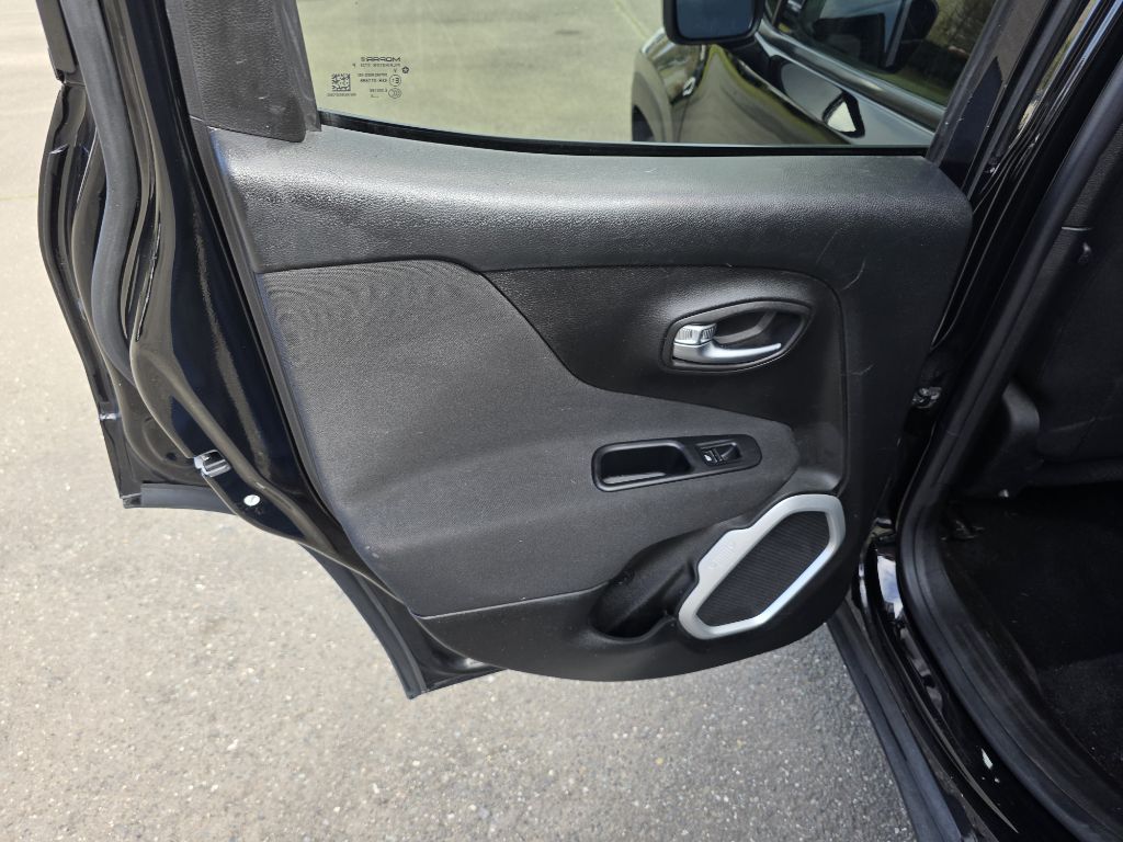 Photo 15 of this JEEP RENEGADE