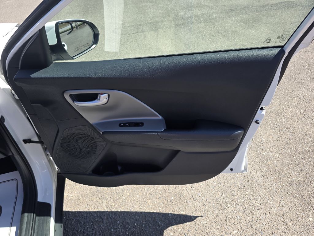 Photo 15 of this KIA NIRO