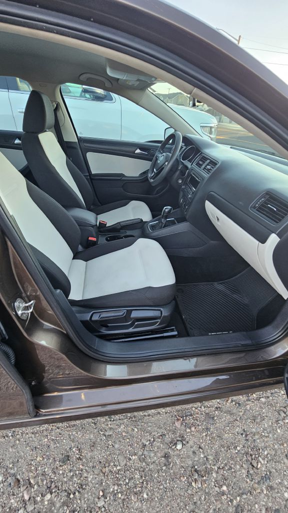Photo 5 of this VOLKSWAGEN JETTA