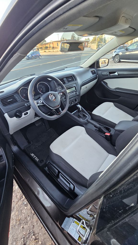 Photo 7 of this VOLKSWAGEN JETTA