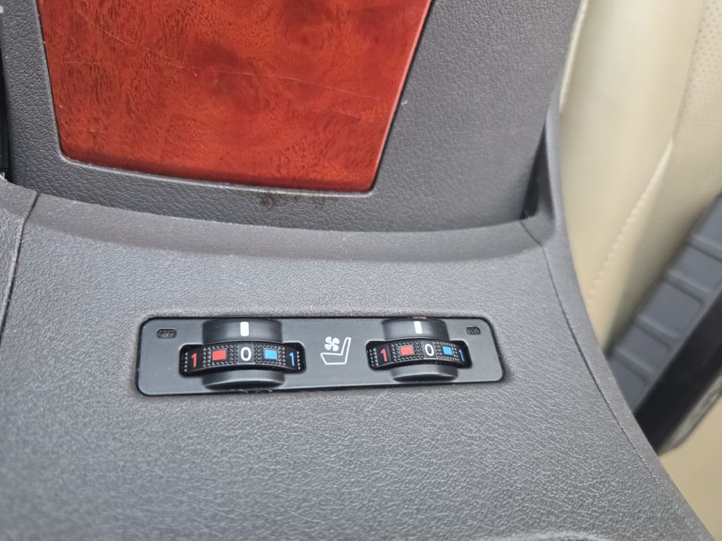 Photo 11 of this LEXUS ES