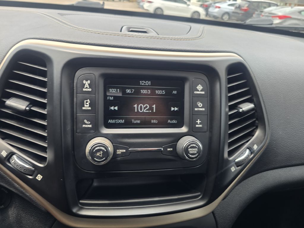 Photo 10 of this JEEP CHEROKEE