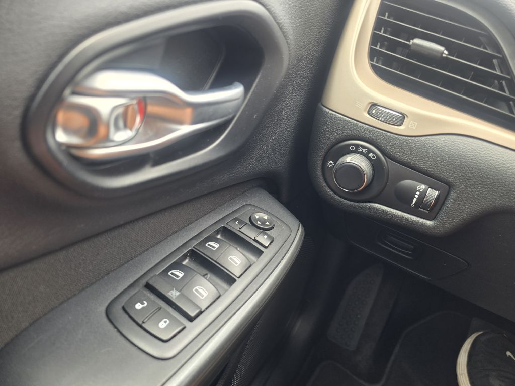 Photo 16 of this JEEP CHEROKEE
