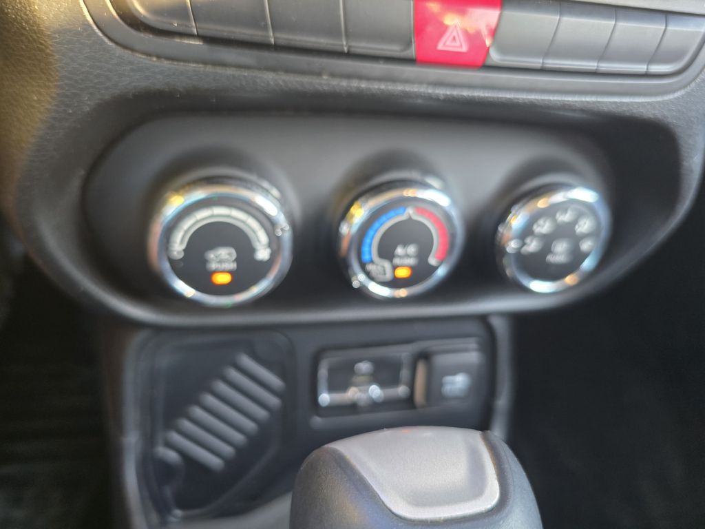 Photo 13 of this JEEP RENEGADE