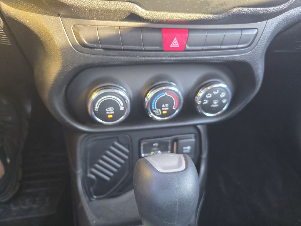 Photo 14 of this JEEP RENEGADE