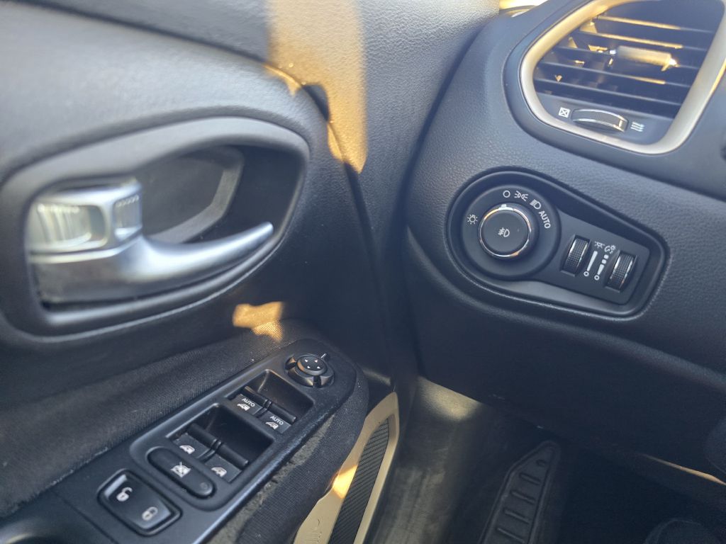 Photo 18 of this JEEP RENEGADE