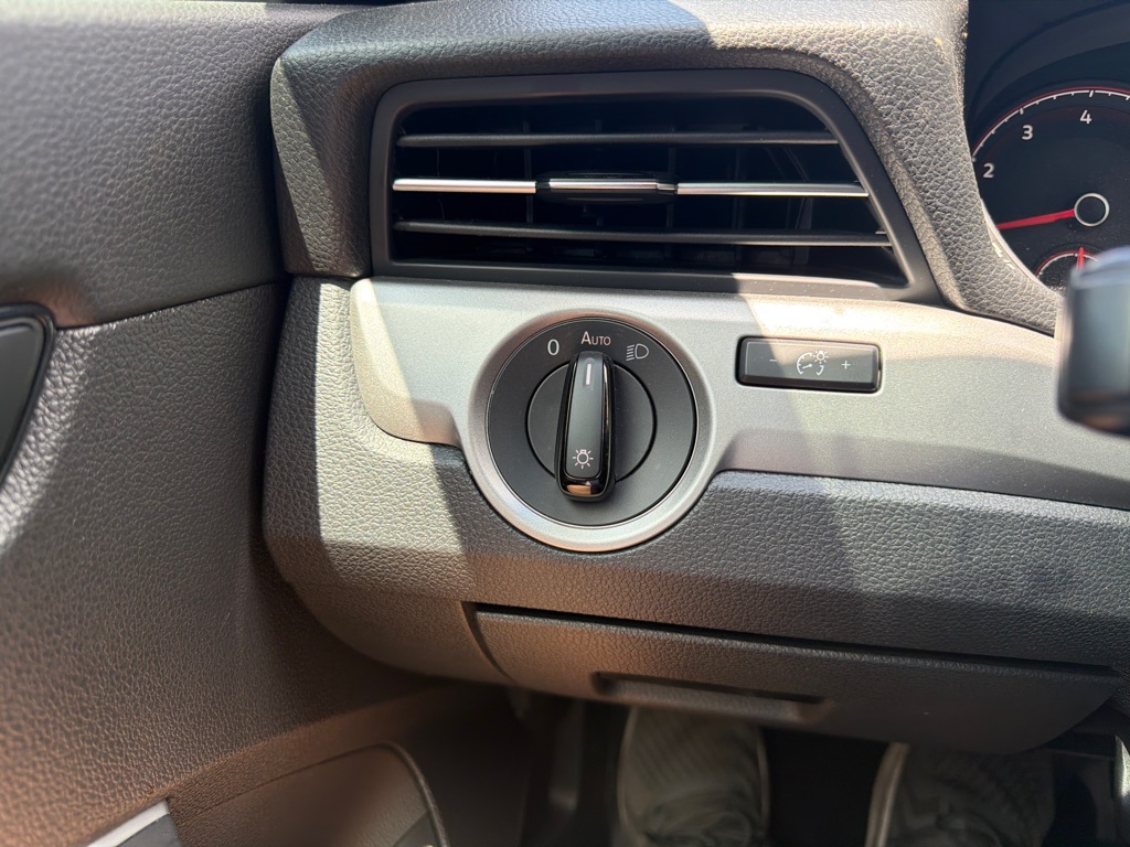 Photo 17 of this VOLKSWAGEN PASSAT