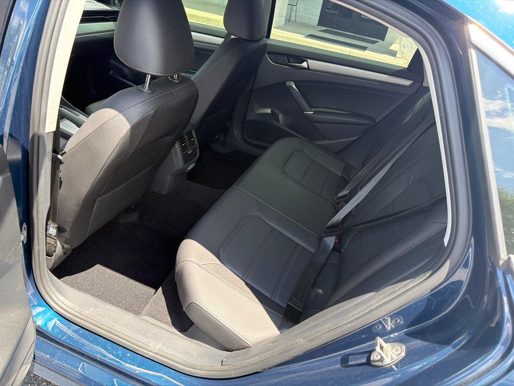 Photo 8 of this VOLKSWAGEN PASSAT