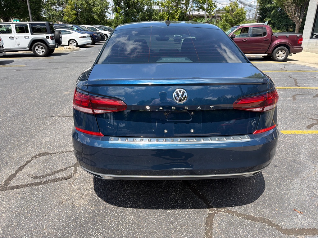 Photo 5 of this VOLKSWAGEN PASSAT