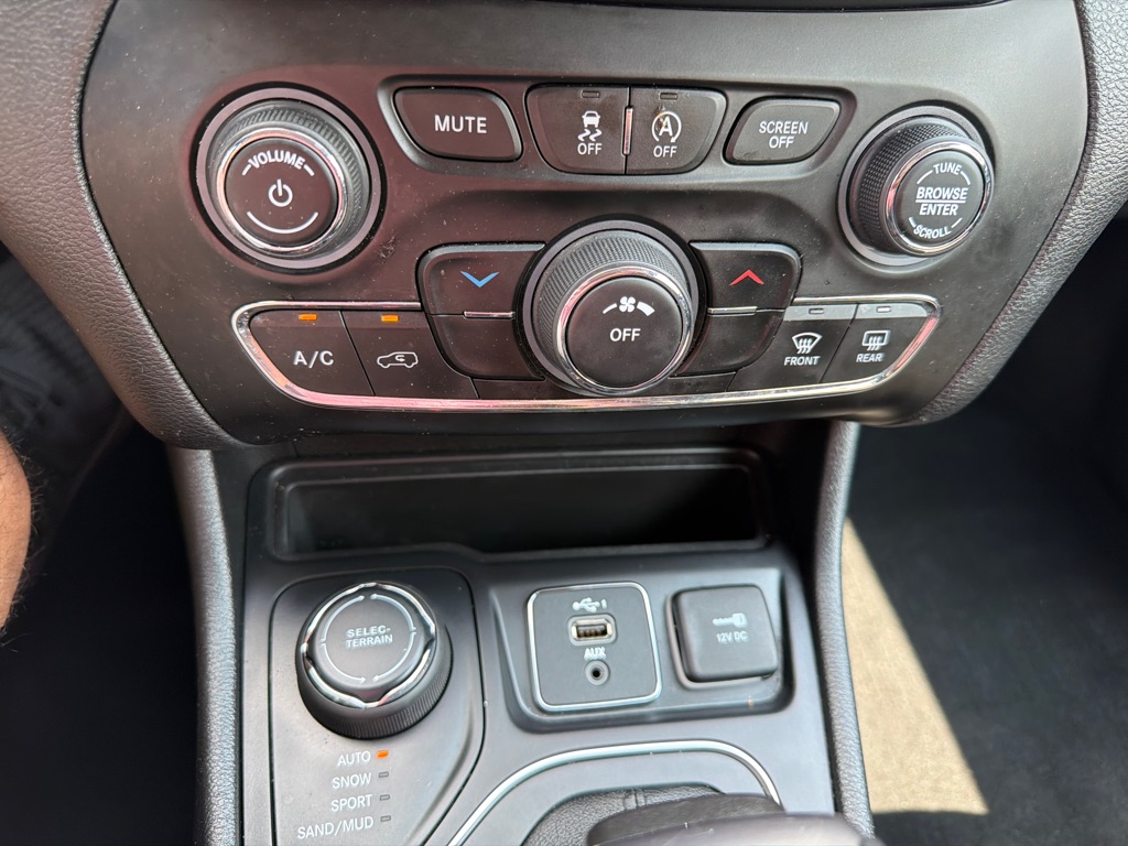 Photo 12 of this JEEP CHEROKEE
