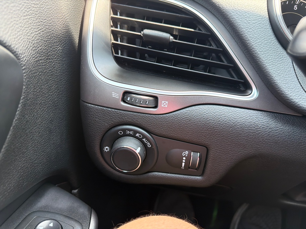 Photo 15 of this JEEP CHEROKEE