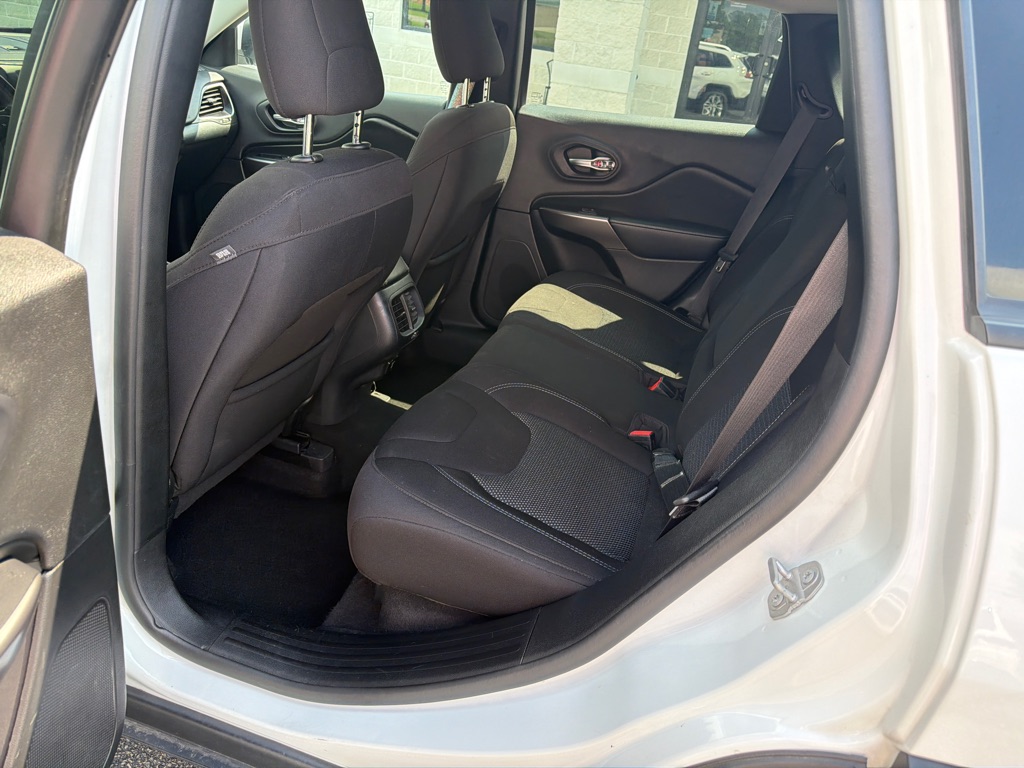 Photo 8 of this JEEP CHEROKEE