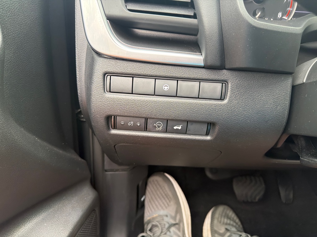 Photo 17 of this NISSAN ROGUE