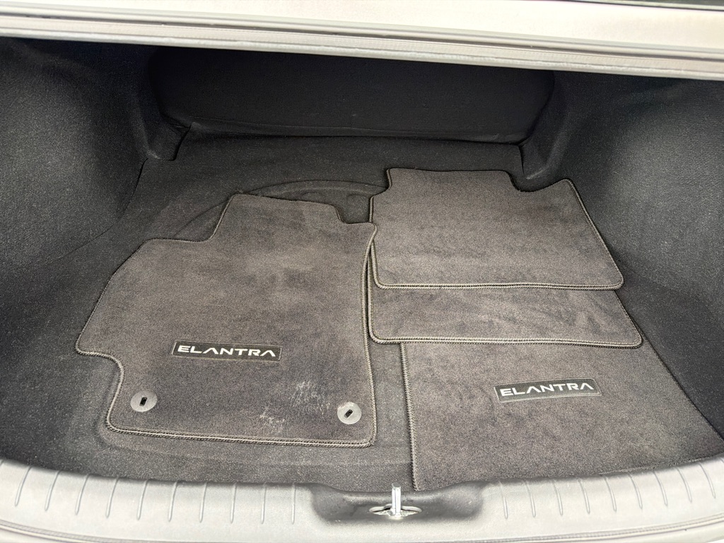 Photo 6 of this HYUNDAI ELANTRA