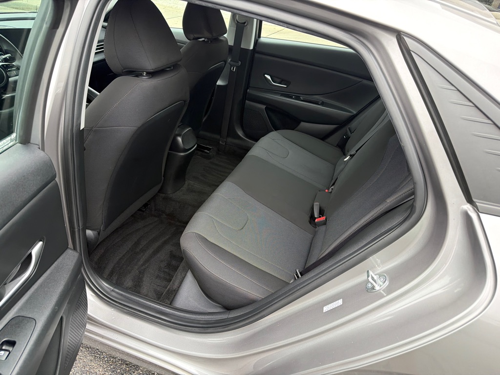 Photo 8 of this HYUNDAI ELANTRA