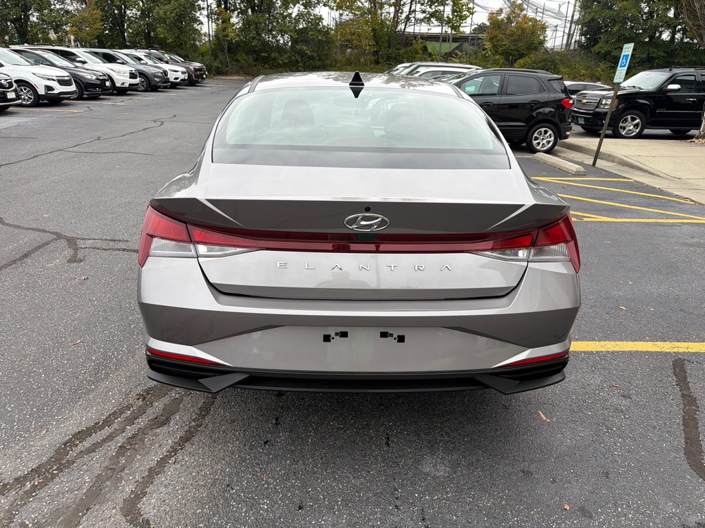 Photo 5 of this HYUNDAI ELANTRA