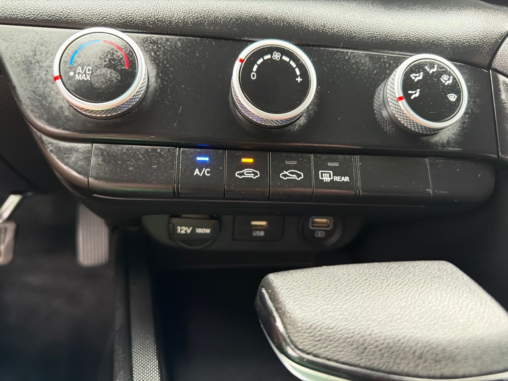 Photo 11 of this HYUNDAI ELANTRA