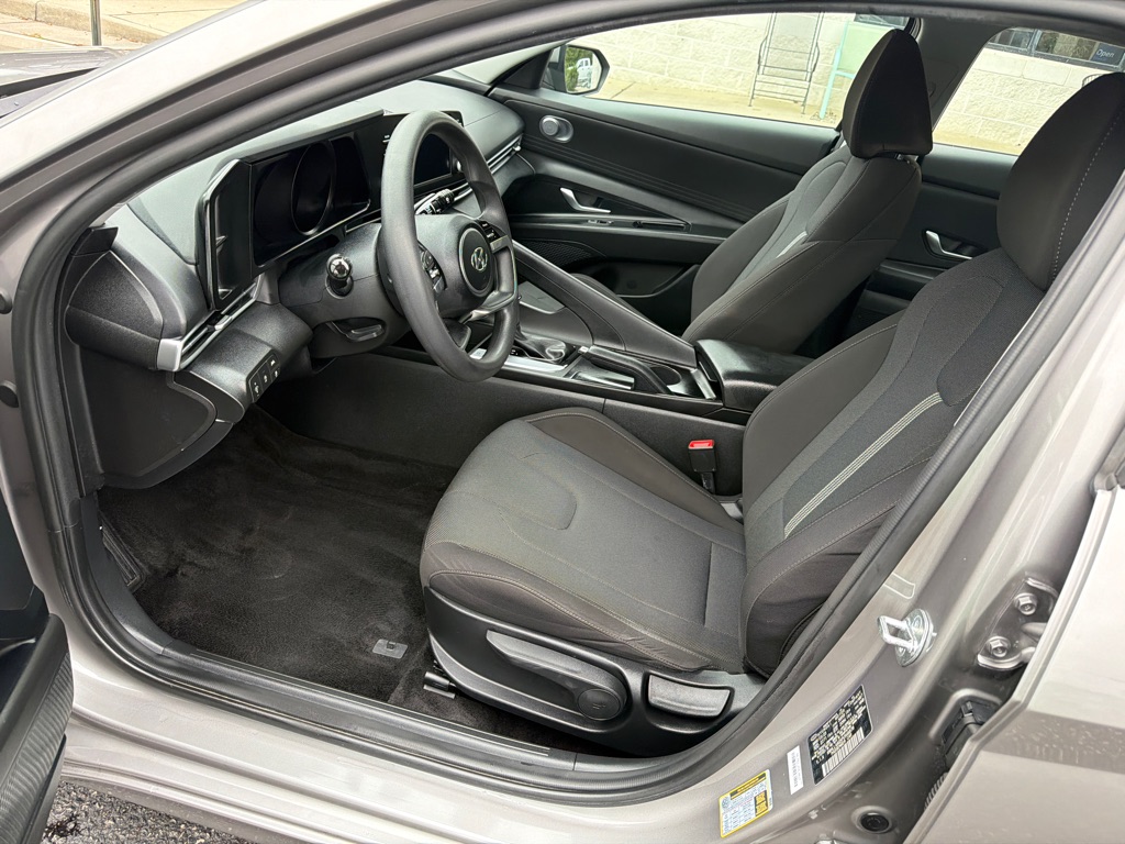 Photo 7 of this HYUNDAI ELANTRA