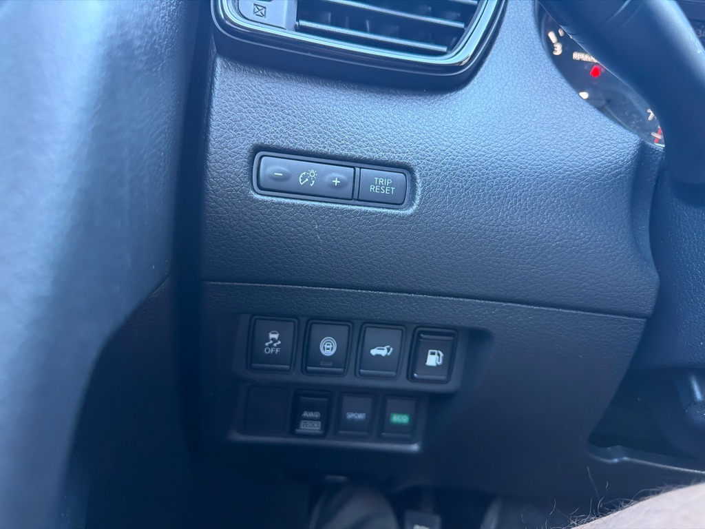 Photo 15 of this NISSAN ROGUE