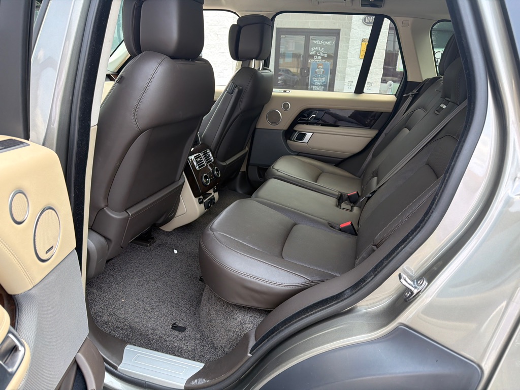 Photo 9 of this LAND ROVER RANGE ROVER