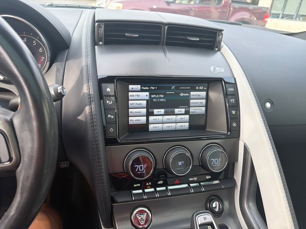 Photo 8 of this JAGUAR F-TYPE
