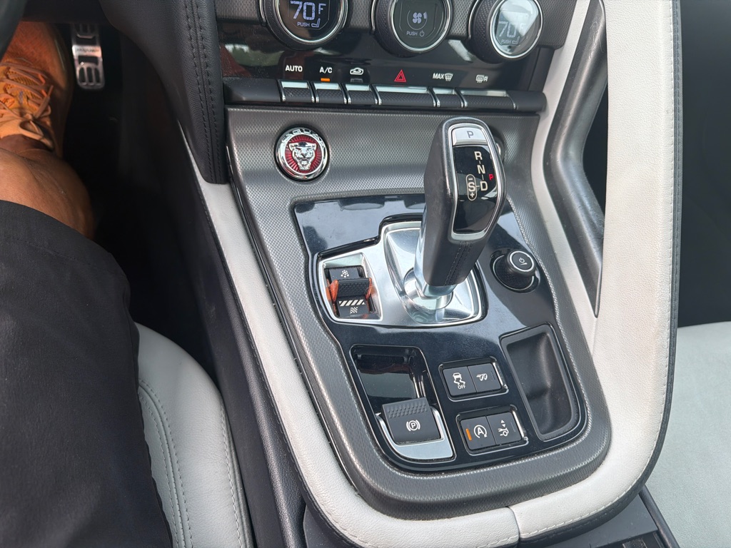 Photo 9 of this JAGUAR F-TYPE