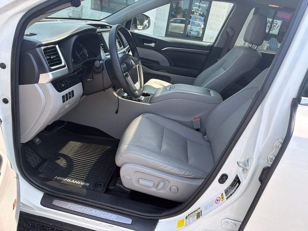 Photo 8 of this TOYOTA HIGHLANDER