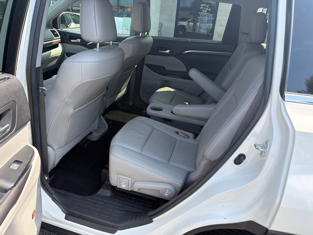 Photo 9 of this TOYOTA HIGHLANDER