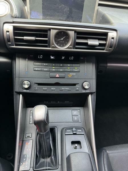 Photo 29 of this LEXUS IS 200T