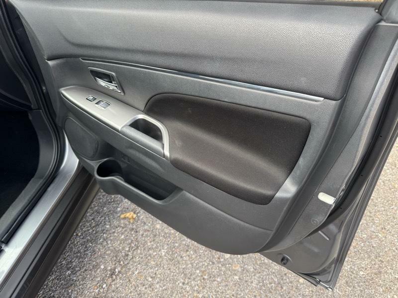 Photo 11 of this MITSUBISHI OUTLANDER SPORT
