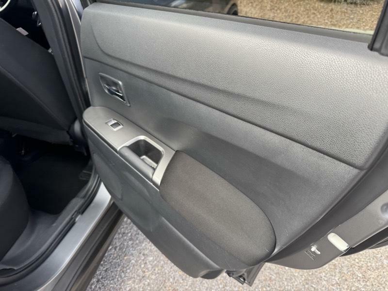 Photo 13 of this MITSUBISHI OUTLANDER SPORT