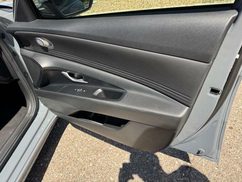 Photo 11 of this HYUNDAI ELANTRA HYBRID