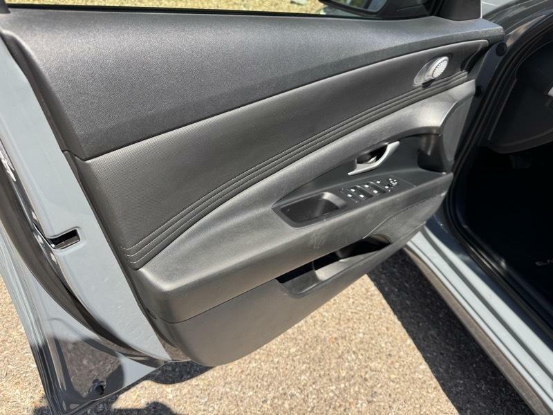 Photo 19 of this HYUNDAI ELANTRA HYBRID