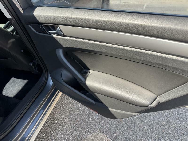 Photo 13 of this VOLKSWAGEN PASSAT